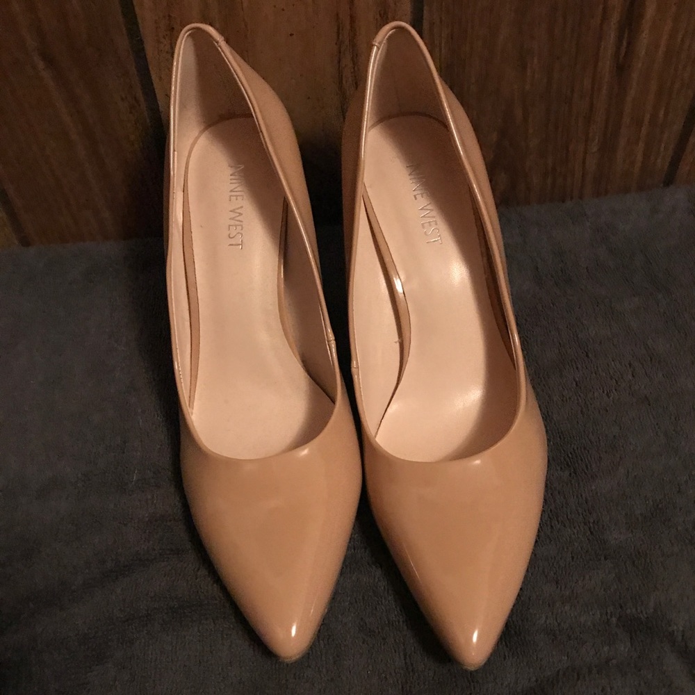 Nude pumps